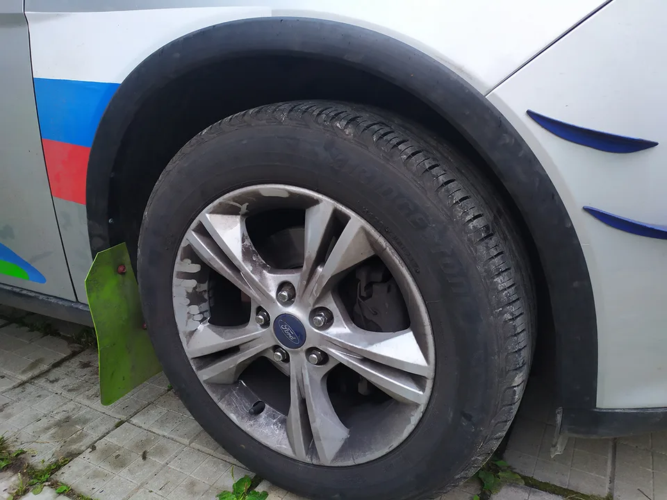 Ford Focus III — Накладки на колёсные арки · 4 × 150 см