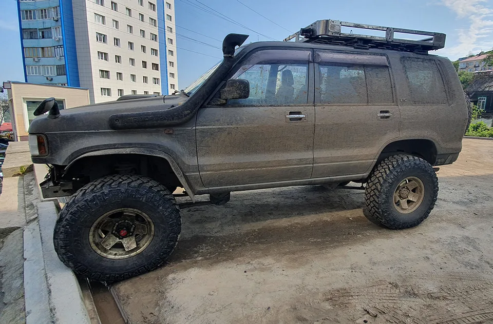 Isuzu Trooper II — Расширители арок 100 мм · 6 м